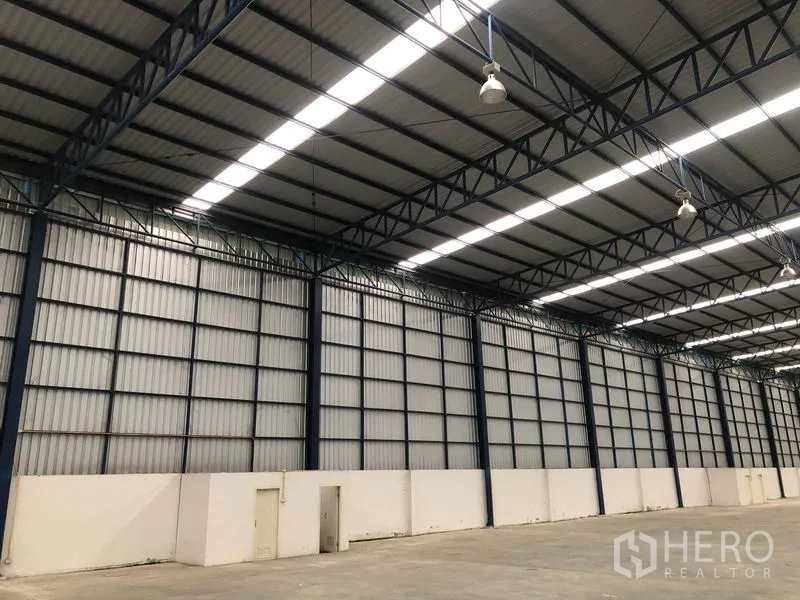 โรงงาน ให้เช่าหรือขายในPhra Nakhon Si Ayutthaya - ผนังด้านข้างโกดังใช้แผ่นฉนวน ไฟส่องสว่าง และประตูพนักงาน