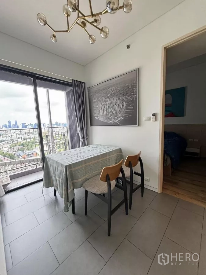 คอนโด ให้เช่าหรือขายในPhaya Thai, Bangkok - มุมทานอาหารติดระเบียง วิวสกายไลน์ พร้อมโคมไฟแขวนสีทอง