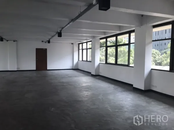 สำนักงาน ให้เช่าในKhlong Toei, Bangkok - สำนักงานแบบเปิดโล่ง ว่างเปล่า หน้าต่างบานกว้าง พื้นคอนกรีต มุมมองพื้นที่สีเขียวในเมือง