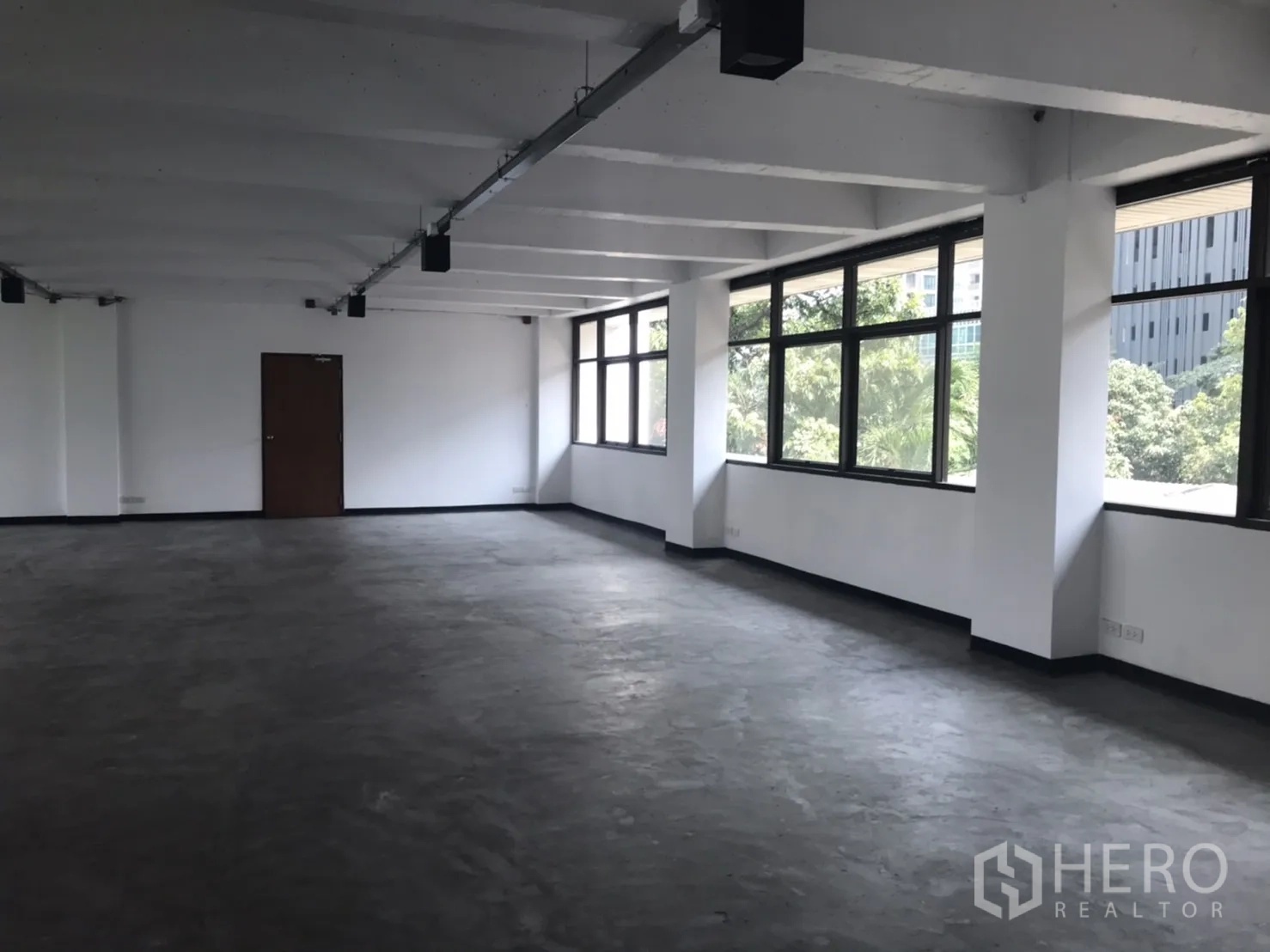 สำนักงาน ให้เช่าในKhlong Toei, Bangkok - สำนักงานแบบเปิดโล่ง ว่างเปล่า หน้าต่างบานกว้าง พื้นคอนกรีต มุมมองพื้นที่สีเขียวในเมือง