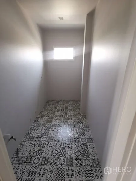 Detached House for rent in Chatuchak, Bangkok - Narrow utility room with patterned floor tiles and a high window.