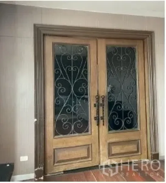 พื้นที่ขายปลีก ให้เช่า - ประตูไม้บานคู่ลายเหล็กดัด กระจกฝัง พร้อมโครงสร้างหรูหราเหมาะเป็นทางเข้าร้าน