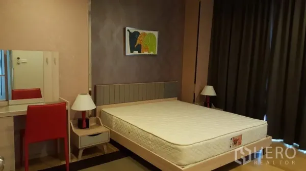 คอนโด ให้เช่าในPhaya Thai, Bangkok - ห้องนอนบรรยากาศอบอุ่น หัวเตียงบุผ้า ม่านทึบแสง พร้อมโต๊ะเครื่องแป้ง