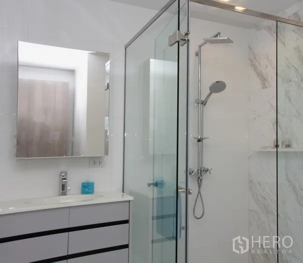 คอนโด ให้เช่าหรือขายในWatthana, Bangkok - ห้องน้ำสมัยใหม่พร้อมตู้กระจกกั้นอาบน้ำแบบเรนชาวเวอร์และเคาน์เตอร์ซิงก์
