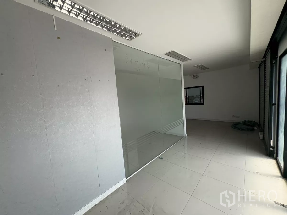 Warehouse for rent in Bang Phli, Samut Prakan - Corridor-style office space with glass wall and window to the warehouse.
