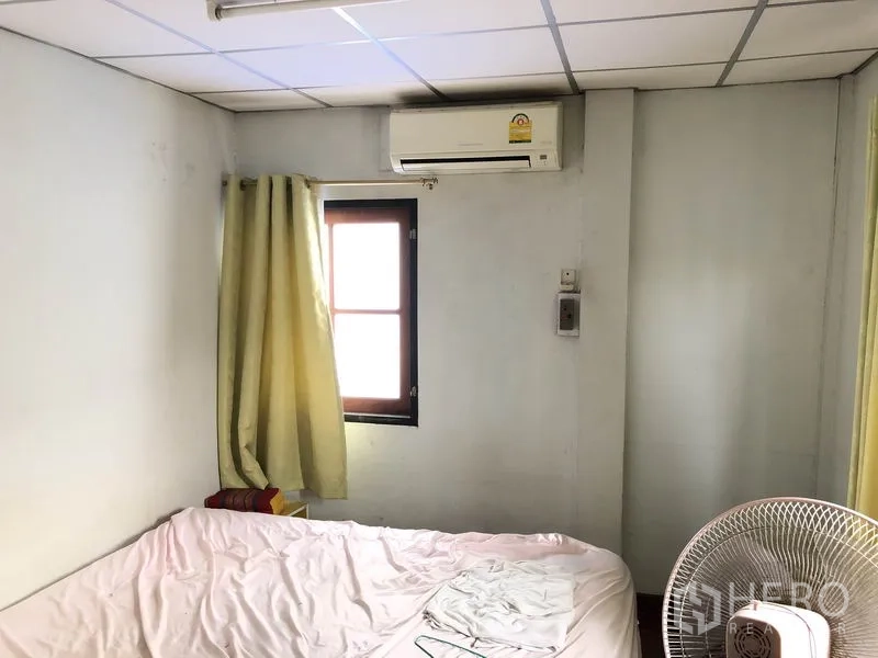 独立式住宅 出售在Pak Kret, Nonthaburi - 次卧紧凑，窗户、窗帘与空调。