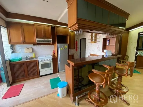 公寓 出售在Watthana, Bangkok - 开放式厨房，木质橱柜与吧台，吧椅、炉灶与冰箱，位于D.S. Tower 2公寓