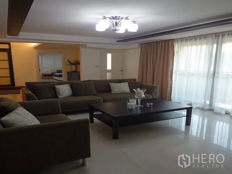 คอนโด ให้เช่าในWatthana, Bangkok - ห้องรับแขก โซฟาตัวแอล โต๊ะกลาง และผ้าม่านสูงจรดเพดาน