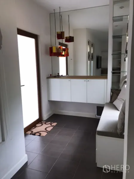 独立式住宅 出租或出售在Saphan Sung, Bangkok - 玄关设整面镜、悬挂柜与现代吊灯。