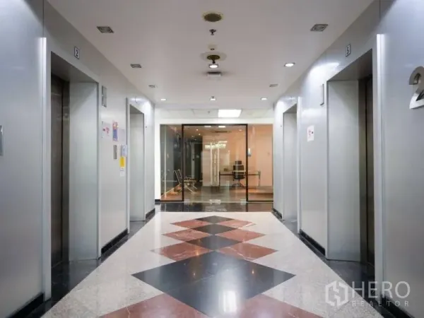สำนักงาน ให้เช่าในKhlong Toei, Bangkok - โถงลิฟต์สมัยใหม่ มีลิฟต์สี่ตัว และพื้นหินอ่อนลวดลาย