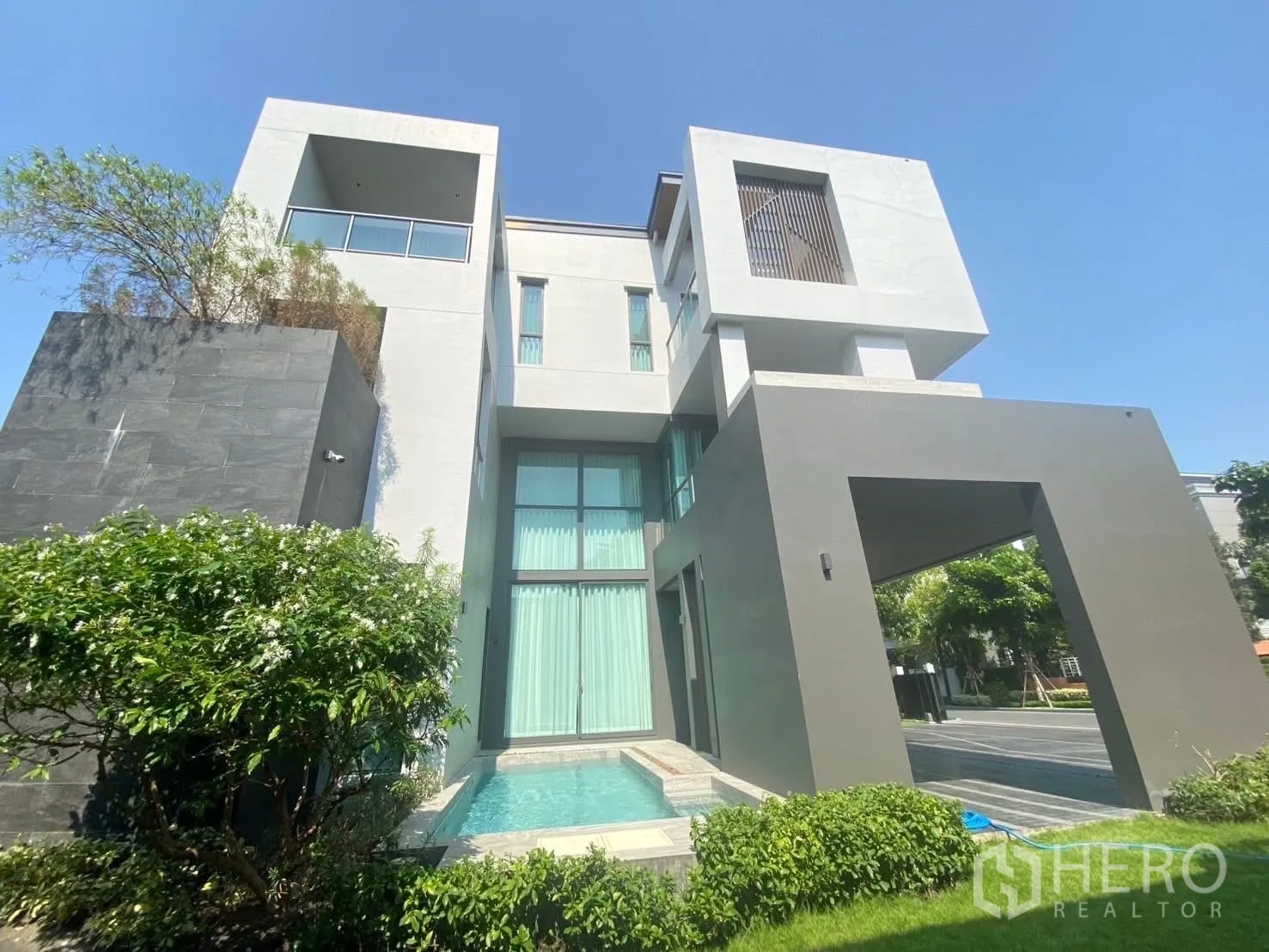 Detached House for rent or sale in Suan Luang, Bangkok - Modern three-storey house exterior with private pool and landscaped yard.