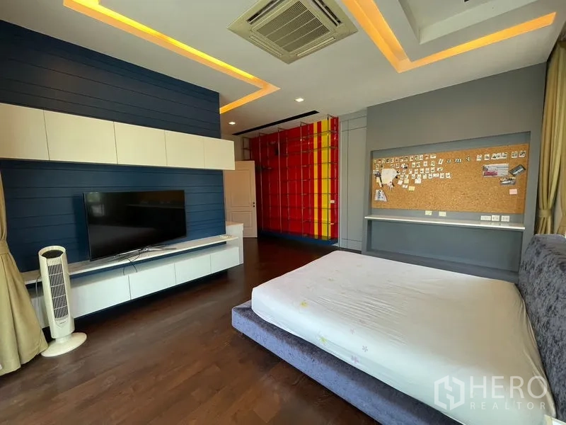 独立式住宅 出租在Bang Phli, Samut Prakan - 主卧内电视墙、嵌入式空调和彩色衣柜