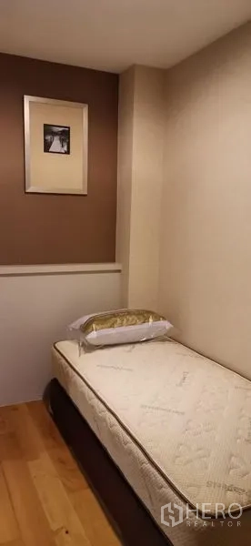 公寓 出租在Watthana, Bangkok - 第二卧室配单人床与暖色照明。