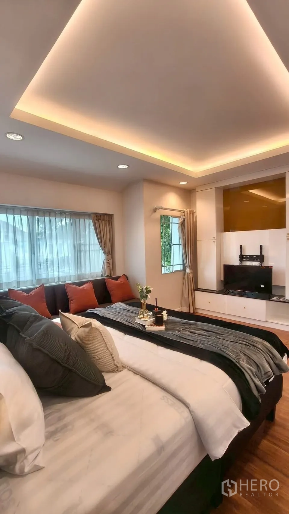 บ้าน ให้เช่าหรือขายในMueang Samut Prakan, Samut Prakan - ห้องนอนใหญ่ฝ้าซ่อนไฟ เตียงขนาดใหญ่ ชุดวางทีวี และผ้าม่าน