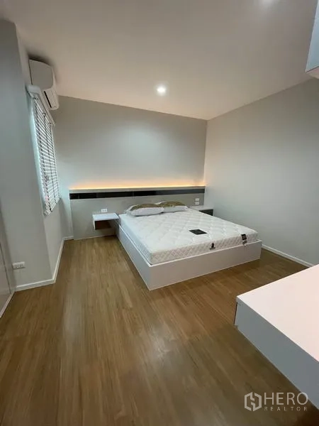 บ้าน ให้เช่าในPrawet, Bangkok - ห้องนอนแขกเตียงใหญ่ สไตล์มินิมอล พร้อมพื้นไม้