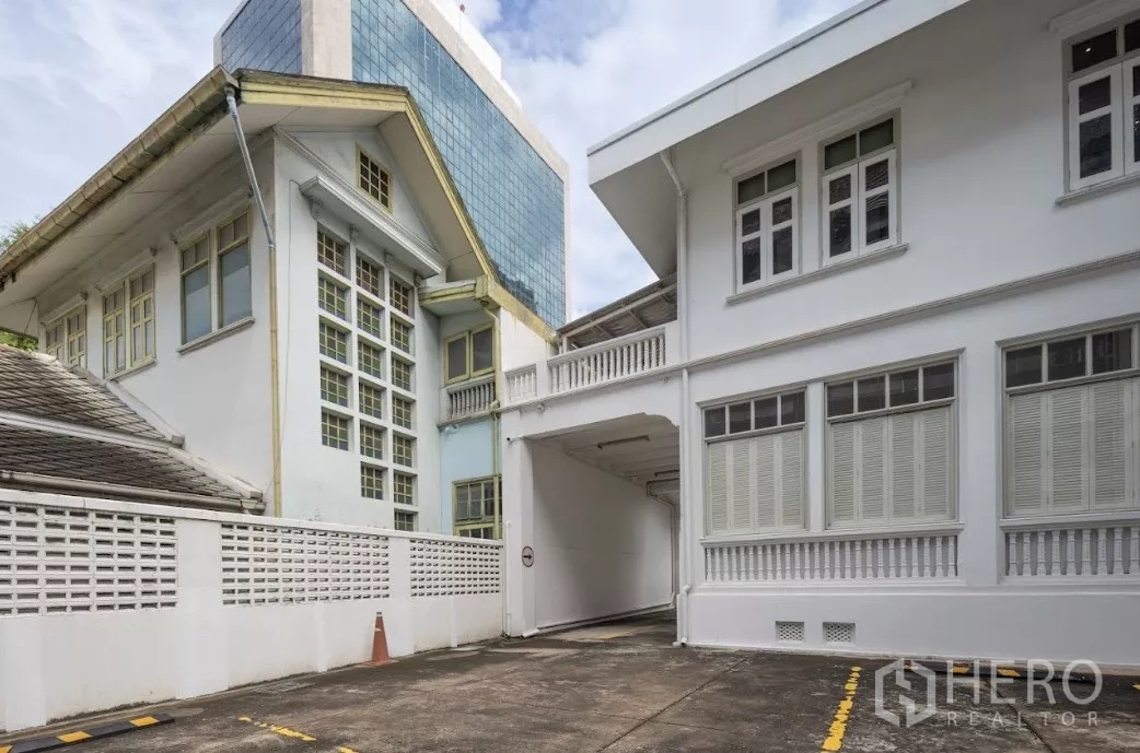 พื้นที่ขายปลีก ให้เช่าในBang Rak, Bangkok - อาคารด้านข้างพร้อมทางรถเข้าแบบมีหลังคา และบานเกล็ดสีขาว