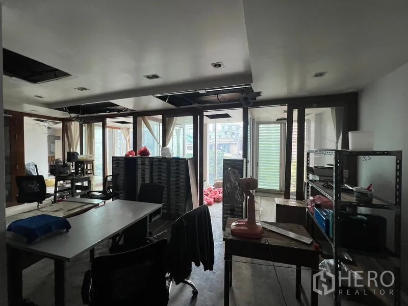 พื้นที่ขายปลีก ให้เช่าในBang Rak, Bangkok - โซนร้านลึกเชื่อมออกระเบียง รับแสงธรรมชาติผ่านประตูกระจกบานกว้าง