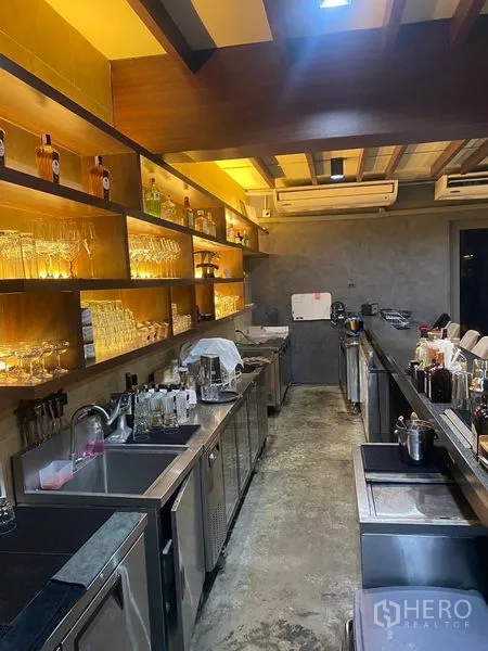 อาคารพาณิชย์ ให้เช่า - พื้นที่ทำงานหลังบาร์พร้อมอ่างล้าง ตู้เย็นใต้เคาน์เตอร์ และชั้นแก้วติดไฟ