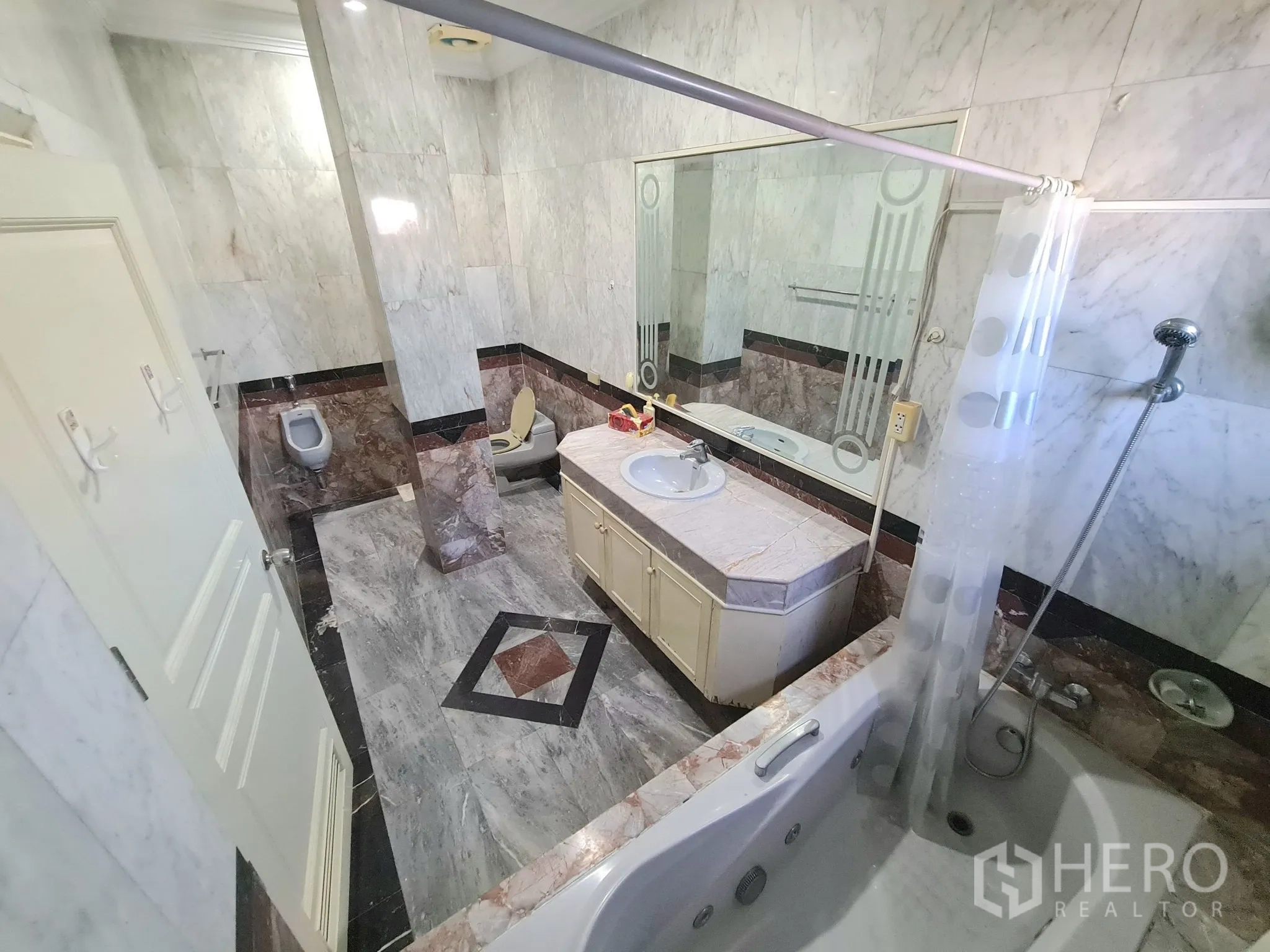 บ้าน ขายในChatuchak, Bangkok - ห้องน้ำหินอ่อนพร้อมอ่างอาบน้ำ โถปัสสาวะ และเคาน์เตอร์ยาว