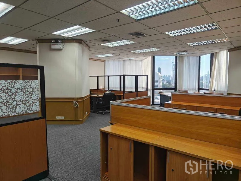 办公空间 出租在Din Daeng, Bangkok - 开放式办公区，木质工位与城市景观窗。