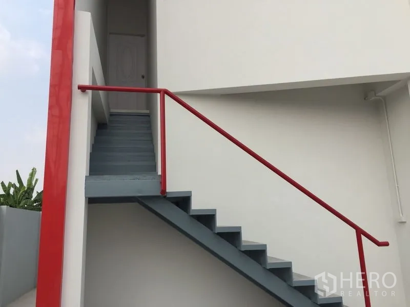 货栈 出售在Khlong Luang, Pathum Thani - 外部楼梯带红色扶手，通往楼上办公室门。
