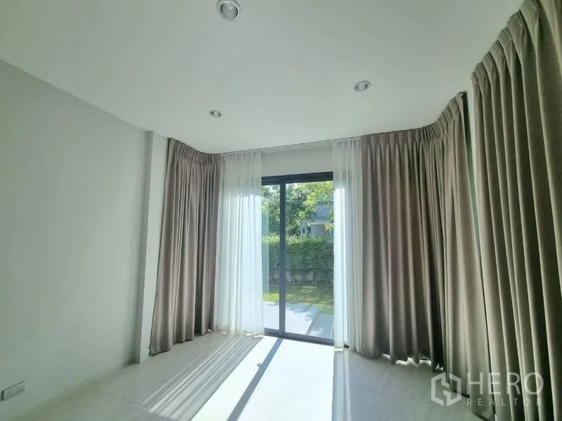Detached House for rent - Bright room with sliding door and curtains leading to a patio and yard.