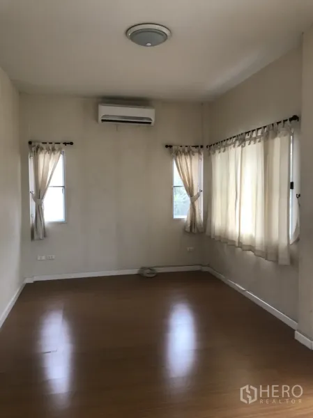 บ้าน ให้เช่าในLat Krabang, Bangkok - ห้องนอนใหญ่กว้าง พื้นไม้ หน้าต่างรอบด้าน ผ้าม่าน และแอร์แบบติดผนัง