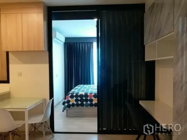 คอนโด ให้เช่าในDin Daeng, Bangkok - มุมทานอาหารและที่ทำงาน เชื่อมสู่ห้องนอนด้วยประตูกระจกบานเลื่อน