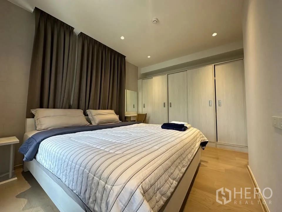 公寓 for rent in Watthana, Bangkok - 卧室另一角度可见整墙衣柜与床头柜。