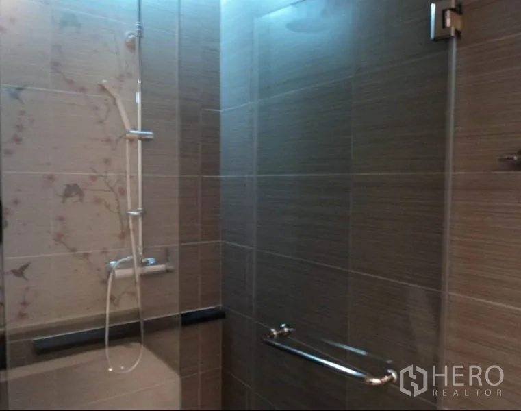 คอนโด ให้เช่าในKhlong Toei, Bangkok - ตู้ชาวเวอร์กระจกพร้อมชุดฝักบัวและกระเบื้องโทนเรียบ