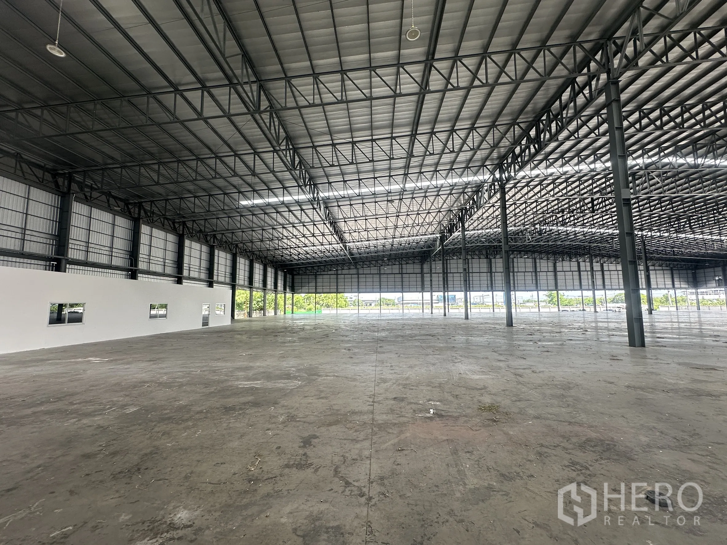 โกดัง for rent in Wang Noi, Phra Nakhon Si Ayutthaya - ภายในคลังสินค้ามีพร้อมออฟฟิศก่อสร้างสำเร็จรูปและพื้นทำงานกว้าง