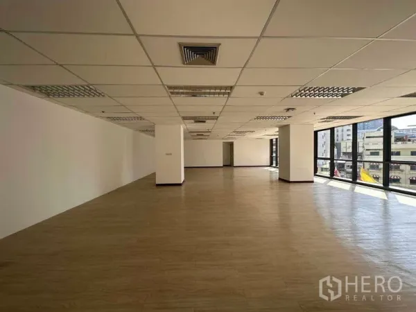 สำนักงาน ให้เช่าในWatthana, Bangkok - พื้นที่สำนักงานเปิดโล่ง หน้าต่างบานใหญ่ วิวเมือง พื้นลามิเนต และฝ้าทีบาร์พร้อมช่องลม