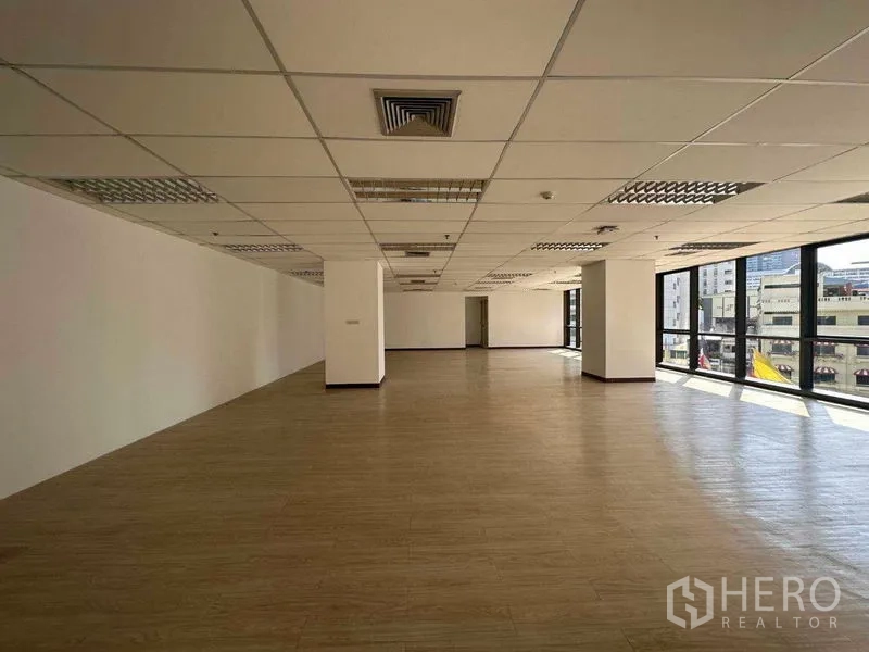 สำนักงาน ให้เช่าในWatthana, Bangkok - พื้นที่สำนักงานเปิดโล่ง หน้าต่างบานใหญ่ วิวเมือง พื้นลามิเนต และฝ้าทีบาร์พร้อมช่องลม