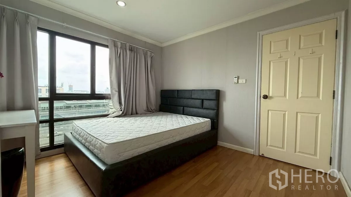 คอนโด ขายในYan Nawa, Bangkok - ห้องนอนที่สอง เตียงคู่ หน้าต่างบานใหญ่ และพื้นไม้