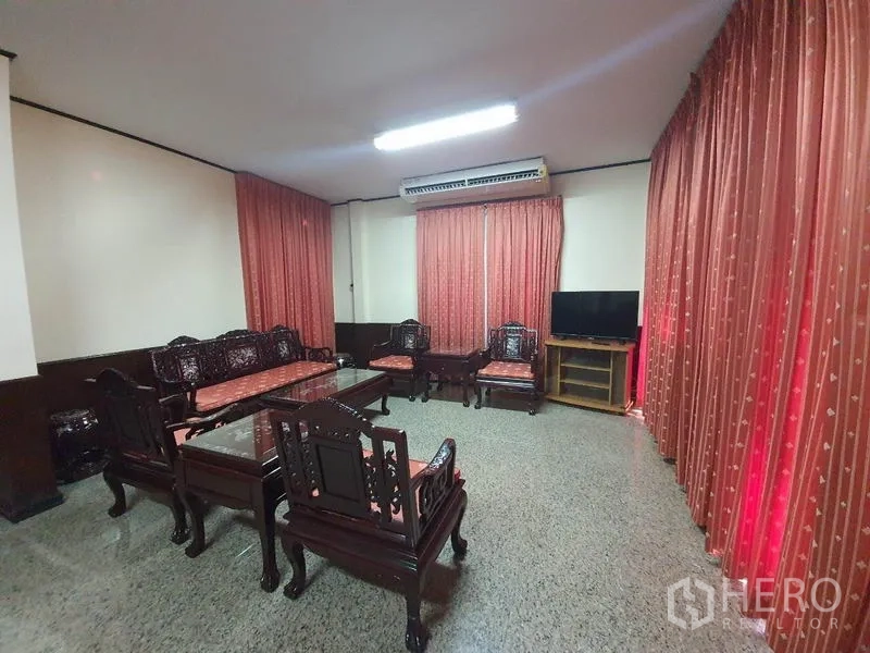 Detached House for rent - Living room with classic wooden furniture, curtains and air conditioning.
