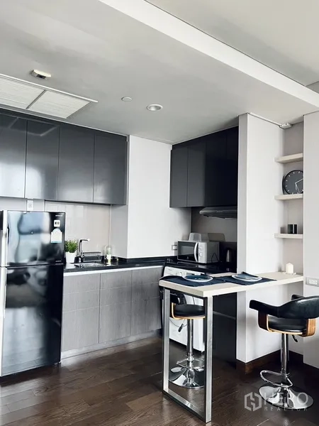 คอนโด ให้เช่าหรือขายในKhlong Toei, Bangkok - ครัวรูปตัวแอลทันสมัย ตู้เงา เครื่องใช้ครบ และเคาน์เตอร์บาร์รับประทานอาหาร