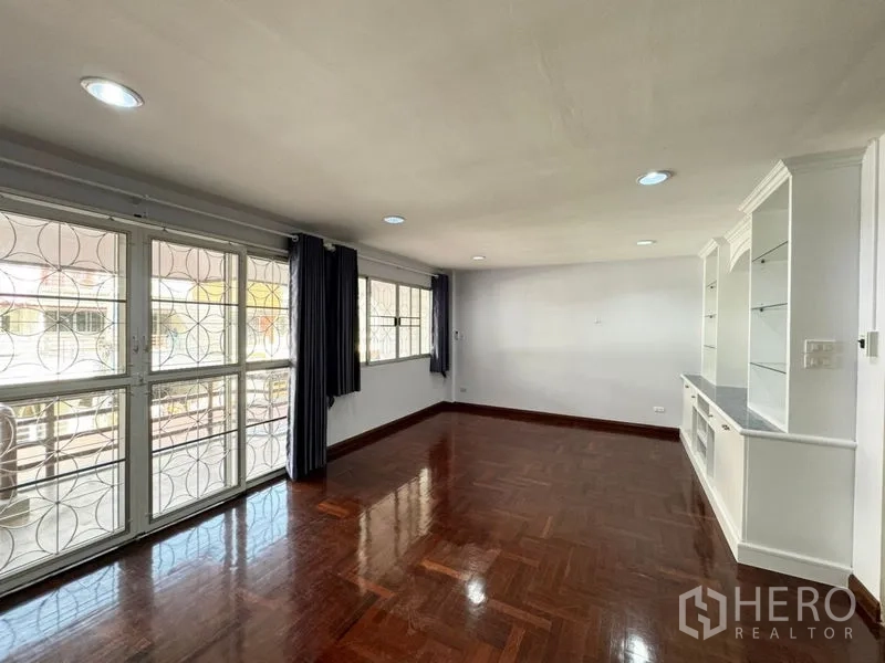 ทาวน์เฮาส์ ให้เช่าหรือขายในSuan Luang, Bangkok - ห้องนั่งเล่นพื้นปาเกต์ หน้าต่างบานใหญ่มีเหล็กดัด