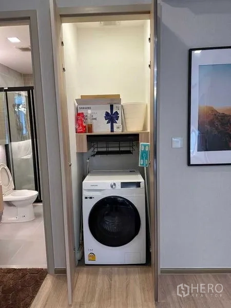 公寓 出租在Ratchathewi, Bangkok - 洗衣柜内置前开式洗衣机与置物架，紧邻卫浴。