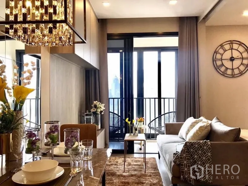 คอนโด ให้เช่าในWatthana, Bangkok - ห้องนั่งเล่นสว่างพร้อมโซฟา มุมทานอาหารโคมไฟระย้า และระเบียงวิวเมือง