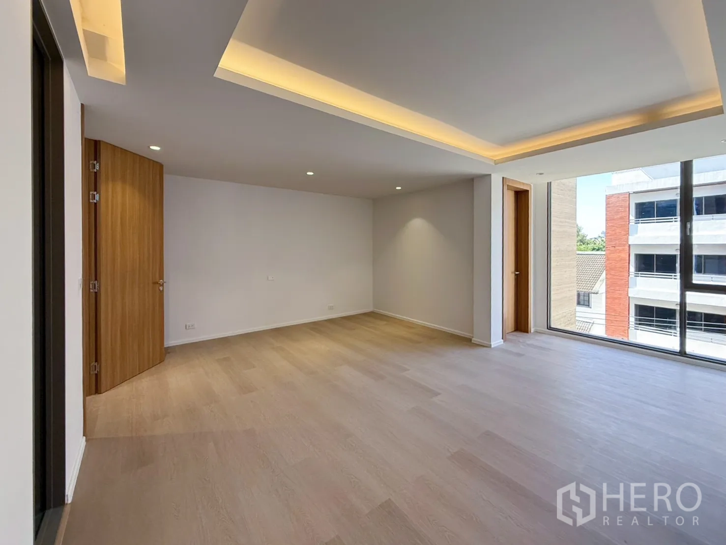 家庭办公室 for rent or sale in Watthana, Bangkok - 宽敞房间，灯槽天花与落地窗。