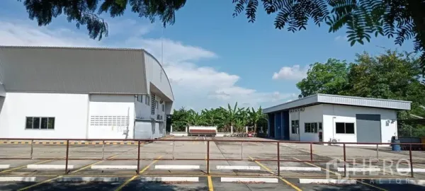 คลังสินค้า ให้เช่าหรือขายในLam Luk Ka, Pathum Thani - อีกมุมของพื้นที่จอดและลานโหลดสินค้าข้างโกดังและอาคารย่อย
