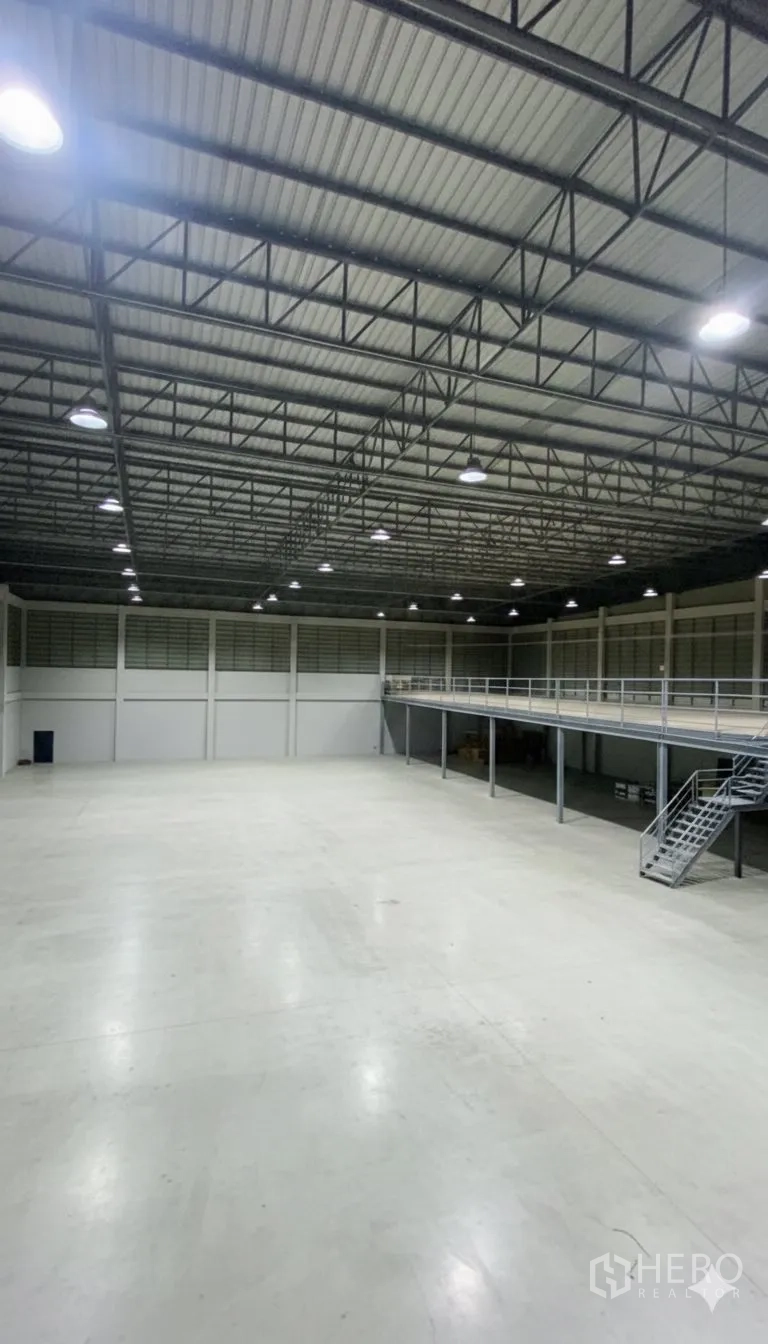 โรงงาน for rent in Krathum Baen, Samut Sakhon - โกดังหลักเพดานสูง มีชานเมซานีนยาวสำหรับเก็บสินค้า