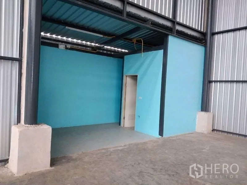 工厂 出租在Mueang Samut Prakan, Samut Prakan - 厂房内设置的蓝色办公室与卫生间模块。