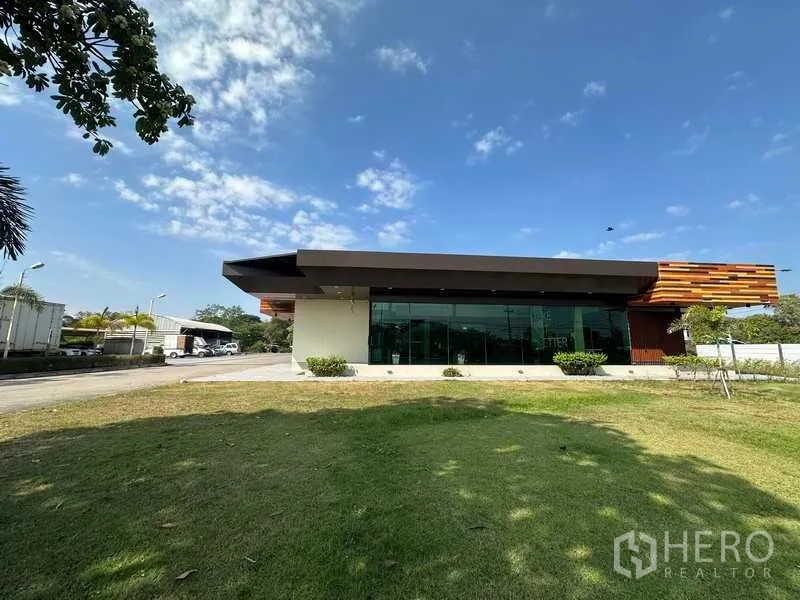 คลังสินค้า ให้เช่าในLam Luk Ka, Pathum Thani - สนามหญ้าหน้าอาคารสำนักงานกระจกในโครงการโกดังท้องฟ้าแจ่มใส