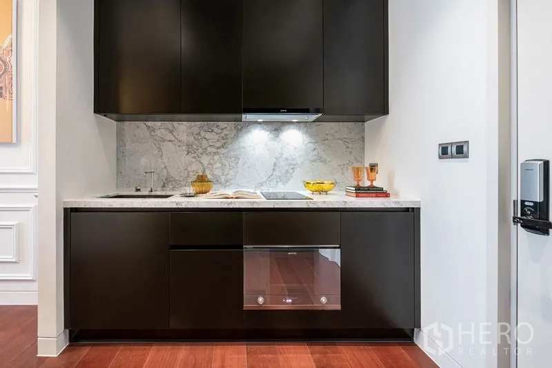 คอนโด ให้เช่าในWatthana, Bangkok - ครัวแบบชิดผนัง ก่อสร้างครบด้วยเตา ฮอบ เตาอบ และผนังกันเปื้อนหินอ่อน