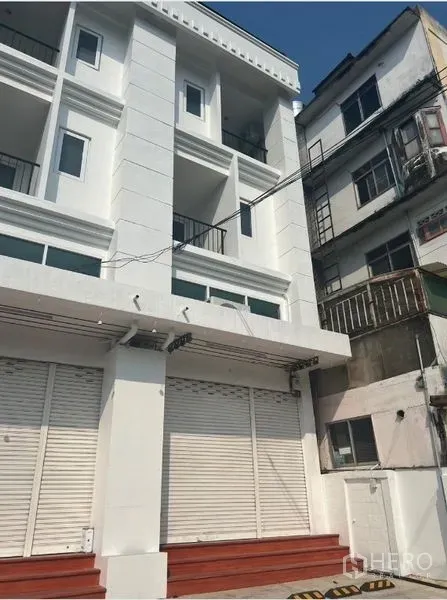 สำนักงานที่บ้าน ให้เช่าในBang Na, Bangkok - อาคารโฮมออฟฟิศสีขาวสไตล์โมเดิร์น 4 ชั้น มีระเบียงและประตูม้วนชั้นล่าง