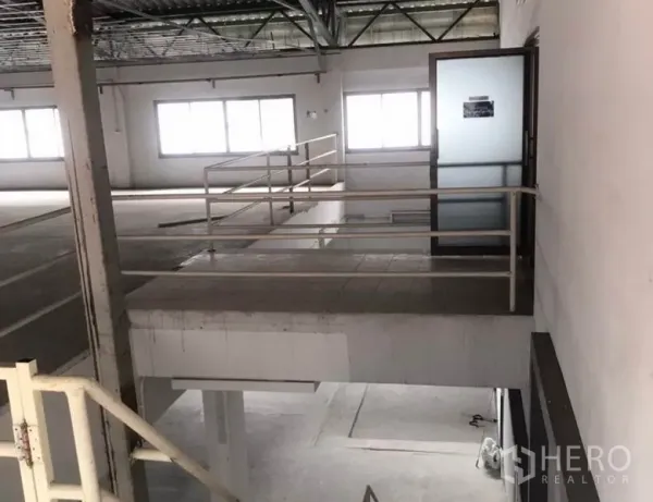 工厂 出租在Bang Bua Thong, Nonthaburi - 夹层平台，金属扶手与磨砂玻璃门通往办公室