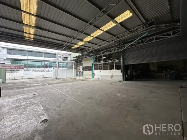 คลังสินค้า ให้เช่าในYan Nawa, Bangkok - ลานโหลดสินค้าแบบมีหลังคา พร้อมประตูม้วนและทางรถเข้า