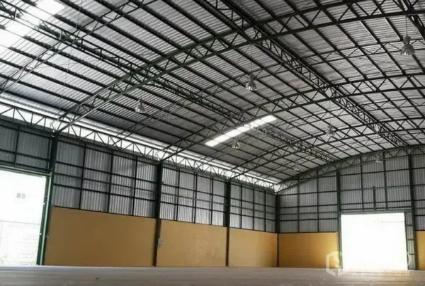 Warehouse for rent in Lat Krabang, Bangkok - Spacious warehouse interior featuring a high-clear steel truss roof with skylight strip.