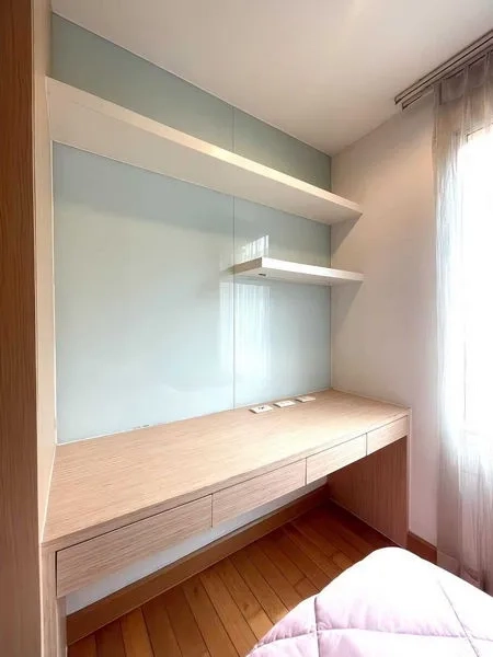 公寓 出租 - 采光良好的书写角，长木质书桌、悬空层板与窗帘。